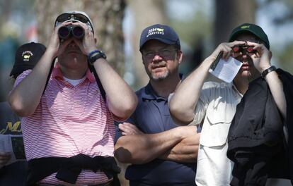 Espectadores siguen la jornada en Augusta.