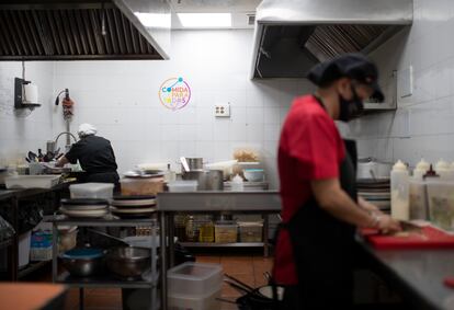 La cocina de Casa Carmela, en el barrio de San Blas.