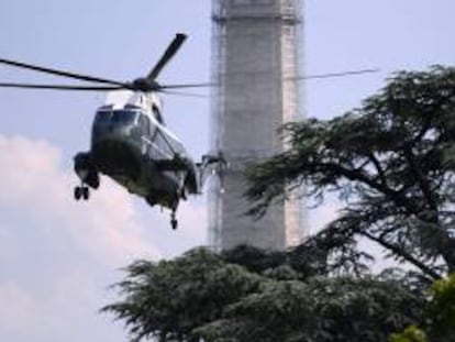 Vista del helicóptero presidencial "Marine One" descendiendo cerca al Monumento Washington. EFE/Archivo