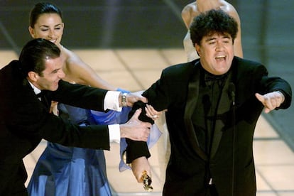 En la gala de los Oscar del año 2000, Penélope Cruz protagonizó uno de los momentos más icónicos no solo de su carrera, también de la historia de los premios más importantes de la industria del cine. El grito de "¡Pedrooooo!", que exclamó emocionada al presentar junto a Antonio Banderas al ganador del Oscar a la mejor película de habla no inglesa, ha pasado ya a formar parte de la cultura popular. Ese Oscar por 'Todo sobre mi madre' fue el primero para Almodóvar, que volvió a hacerse con la estatuilla de mejor guion original en 2002 por 'Hable con ella'.