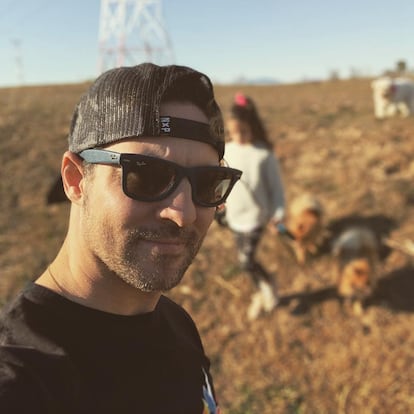 David Bisbal se adelantó unas horas al día del padre y en la noche del lunes publicó una imagen con el cantante en primer plano y su hija Ella, de nueve años y fruto de su relación con Elena Tablada, de fondo junto a sus dos perros. "Lo necesitaba! Tiempo en familia!!", escribió el artista almeriense, que pronto se convertirá en padre por segunda vez ya que su esposa Rosanna Zanetti está embarazada.