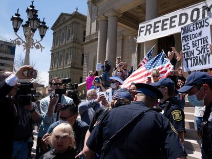Partidarios de la Coalición Conservadora de Michigan protestan contra las medidas de confinamiento en el capitolio del Estado, EE UU, el pasado 20 de mayo.