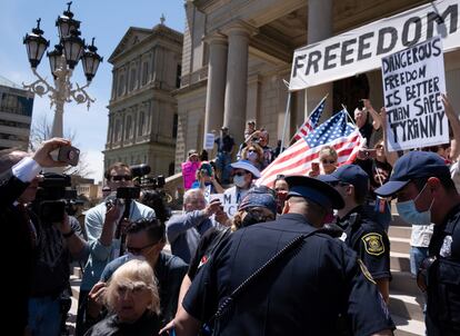Partidarios de la Coalición Conservadora de Michigan protestan contra las medidas de confinamiento en el capitolio del Estado, EE UU, el pasado 20 de mayo.