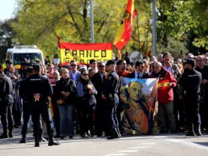 Unas 300 personas se citan en El Pardo para cantar el Cara al Sol y recibir como un héroe al golpista Tejero