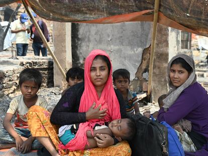 Una de las familias rohinyá afectada por el incendio de los campos de refugiados en Cox's Bazar, Bangladés.