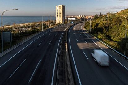 L'autopista C-32 a l'altura de Montgat, pràcticament buida.