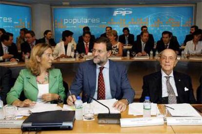 Ana Pastor, Mariano Rajoy y Manuel Fraga, en la Junta Directiva Nacional del PP ayer.