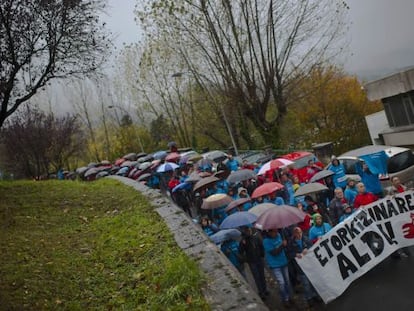 Trabajadores de Fagor y Edesa en la cadena humana ante Corporación Mondragón.