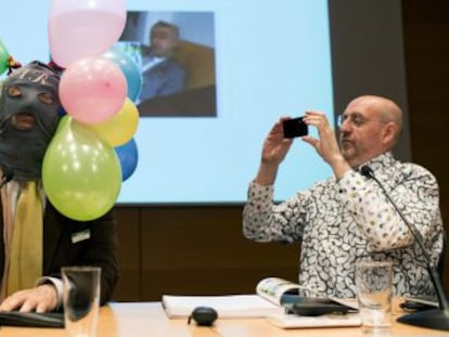 El historietista Álvarez Rabo es fotografiado por el crítico de arte Fernando Castro este sábado en Vitoria.