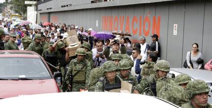 Un contingente del Ejército mexicano abandona las instalaciones del Instituto Nacional Electoral (INE) en el estado mexicano de Oaxaca, ante la llegada de miembros del CNTE.