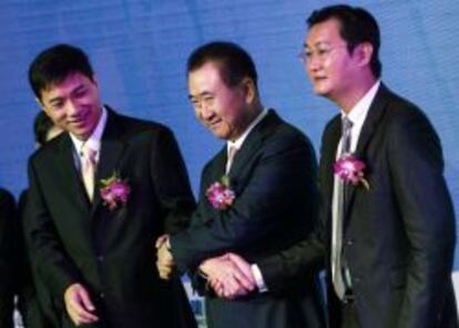 El presidente de Wanda, Wang Jianlin (centro), estrecha la mano al consejero delegado de Baidu, Robin Li (izquierda), y al responsable de Tencent, Pony Ma (derecha). 