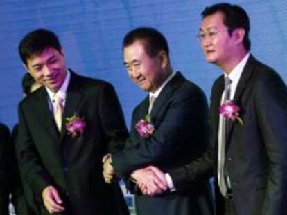 El presidente de Wanda, Wang Jianlin (centro), estrecha la mano al consejero delegado de Baidu, Robin Li (izquierda), y al responsable de Tencent, Pony Ma (derecha). 