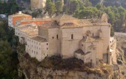 Vista general del Parador Nacional de Cuenca tomada desde la perspectiva de las famosas casas colgantes. EFE/Archivo