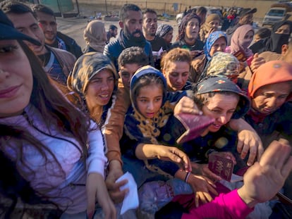 Decenas de desplazados llegados de Alepo, en el centro temporal de refugiados en la ciudad de Qamishli, esperando para ser transferidos a un campo de refugiados en el norte sirio.