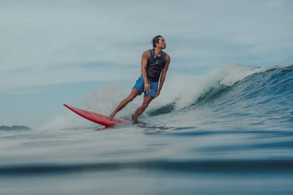 El fotógrafo filipino Archie Geotina haciendo surf en Baler, en una imagen cedida por él.
