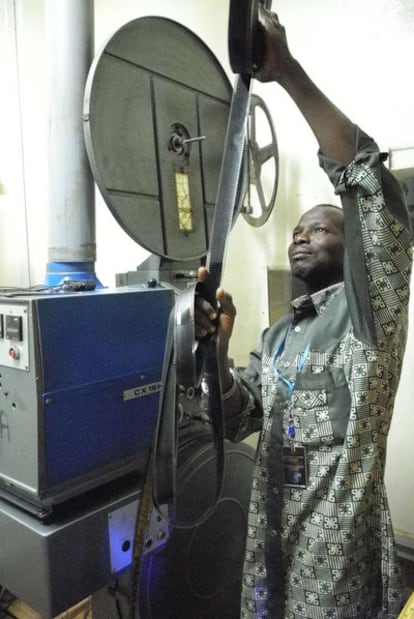 Un operador del festival de cine de Burkina Faso.