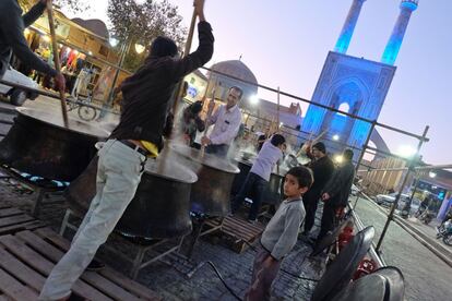 Durante el mes de Muharram, el primero en el calendario árabe, tienen lugar multitud de celebraciones en todo el país. En la foto, voluntarios preparan una sopa que será repartida a la mañana siguiente ante la mezquita Jameh, en Yazd.