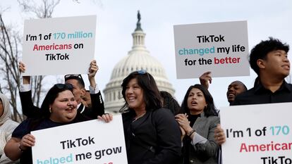 Un grupo de 'tiktokers' se manifiesta ante el Capitolio en marzo, mientras el Congreso de EE UU votaba a favor de forzar la venta de la red social.
