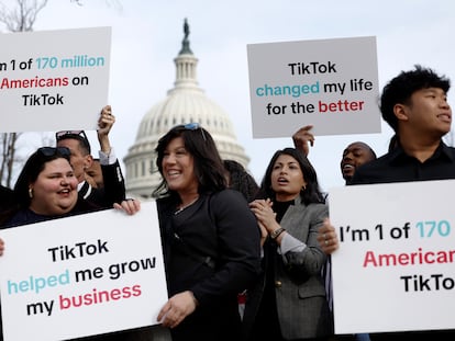 Un grupo de 'tiktokers' se manifiesta ante el Capitolio en marzo, mientras el Congreso de EE UU votaba a favor de forzar la venta de la red social.