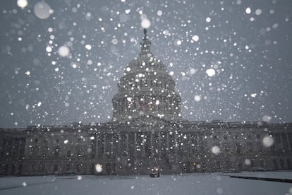 La nieve cae a lo largo de East Front Plaza durante la tormenta invernal en el Capitolio, en Washington.