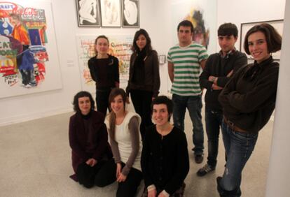 Un grupo de artistas que han trabajado este año en Bilbao Arte posan en la sala de exposiciones del centro. De izquierda a derecha, en la fila de abajo, Amaia Vicente, Ane Picaza y Laura Bisotti; de pie, Lourdes de la Villa, Carolina Andrada, Patrik Grijalvo, Lander Telletxea y Juana García-Pozuelo.