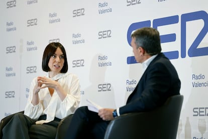 La ministra de Ciencia, Innovación y Universidades, y secretaria general del PSPV-PSOE, Diana Morant, conversa con Bernardo Guzmán, nuevo delegado de PRISA Media en la Comunidad Valenciana, mientras participa en Encuentros SER, este viernes, en Valencia.