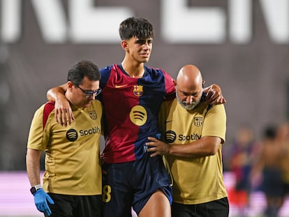 El futbolista del FC Barcelona Marc Bernal se retira lesionado del Estadio de Vallecas (Madrid), el 27 de agosto de 2024.
