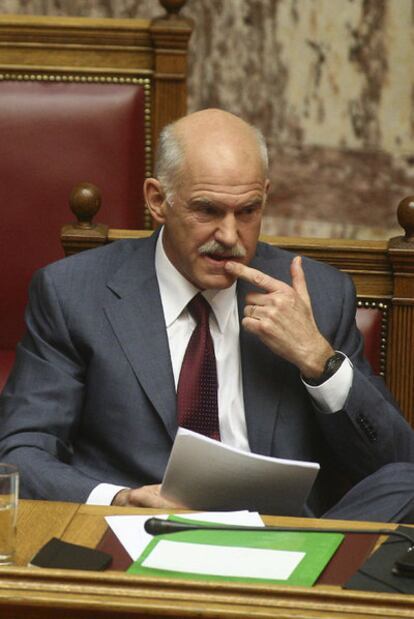 Papandreu, en la sesión de ayer del Parlamento griego.