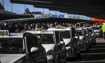 Votación de los taxistas el pasado martes, en la bolsa de taxis de la T-4 de Barajas.