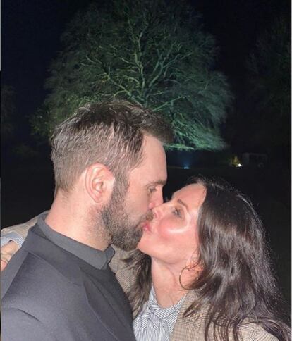 La actriz Courteney Cox, conocida por su papel de Monica Geller en 'Friends', también compartía besos en las redes, esta vez con su novio, el guitarrista Johnny McDaid, de la banda Snow Patrol. "Ahora lo veo claro: ¡Feliz 2020 desde el Reino Unido!".