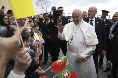 El Papa saluda a un grupo de niños a su llegada a la base militar Monte Real.