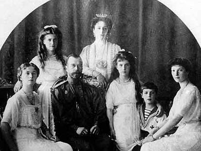 Nicolás II con su familia. María, segunda por la izquierda. Alexis, segundo por la derecha.
