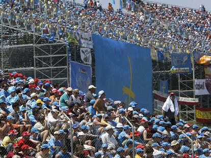 Una bandera asturiana cuelga de una de las abarrotadas tribunas.