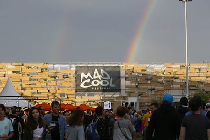 El arcoiris sale tras las intensas lluvias que han azotado la capital durante los dos primeros días del festival. 