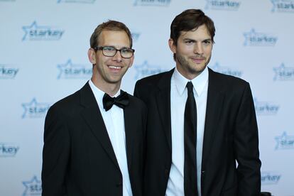 Ashton Kutcher, con su hermano gemelo Michael Kutcher, que nació después que él con parálisis cerebral.