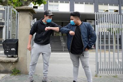 Dos estudiantes se saludan tras reencontrarse en el colegio Egibide-Arriaga de Vitoria.