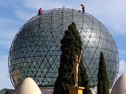 Trabajos de limpieza anuales de la cúpula del Teatro Museo de Figueres, durante el periodo en el que el museo ha estado cerrado. / FUNDACIÓ GALA-SALVADOR DALÍ