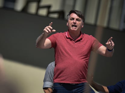 O presidente Jair Bolsonaro discursa durante protesto por intervenção militar, em Brasília.