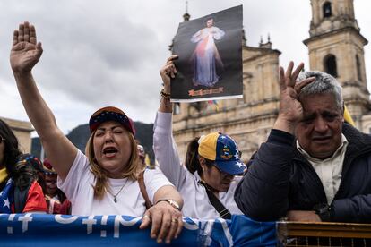 Asistentes gritan las consignas en rechazo de los resultados electorales dados a conocer por el oficialismo venezolano. 