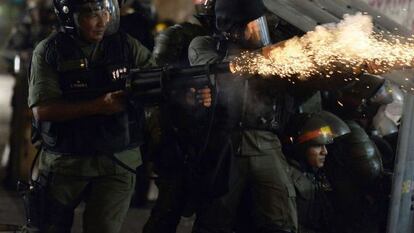 Miembros de la Guardia Nacional lanzan gases a los manifestantes en Caracas. 