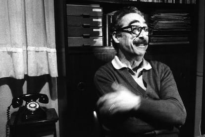 Manuel de Pedrolo, a casa seva, en una imatge del 1984.