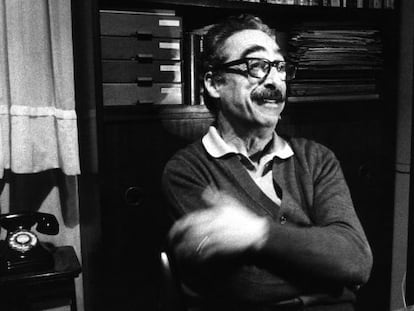 Manuel de Pedrolo, a casa seva, en una imatge del 1984.