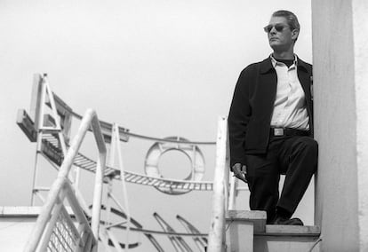 El escritor Paul Auster fotografiado en la terraza del hotel Wellington de  Madrid, el 27 de octubre de 1998.
