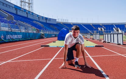 Pedri, en la pista de atletismo del estadio Petrovski, antiguo campo del Zenit.