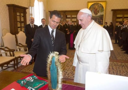 El presidente de México, Enrique Peña Nieto, también entregó la camiseta de la selección nacional.