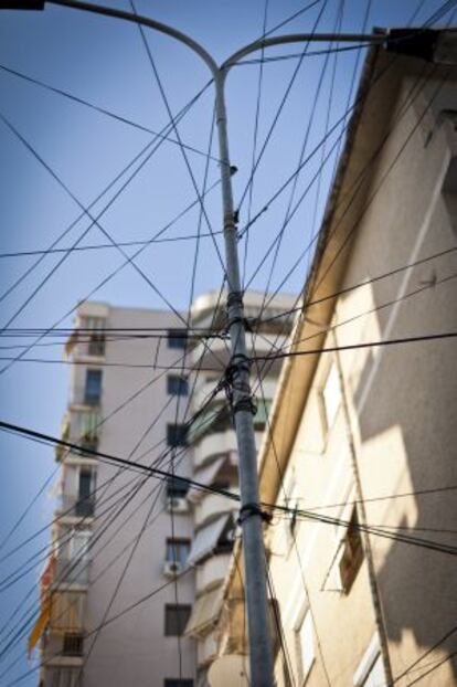 Cableado en un cruce de calles de Tirana.