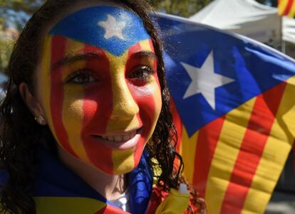 Una joven con la 'estelada' pintada en la cara durante la celebración de la Diada, en Barcelona.