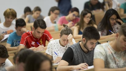 Estudiantes durante el examen de selectividad en la universidad de Sevilla.