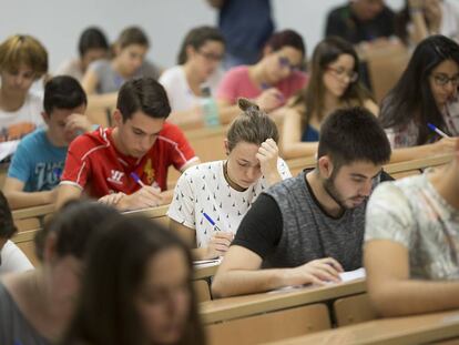 Estudiantes durante el examen de selectividad en la universidad de Sevilla.