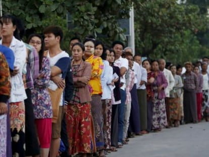 Cola de votantes para acceder a un colegio electoral en Mandalay (Myanmar).